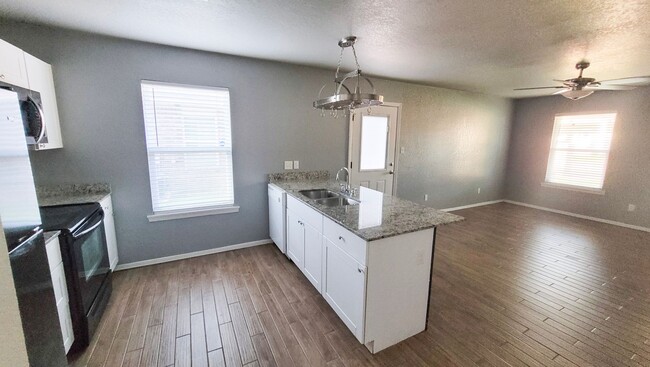 Building Photo - $950 DECEMBER MOVE IN SPECIAL! 2 BED 2 BAT...