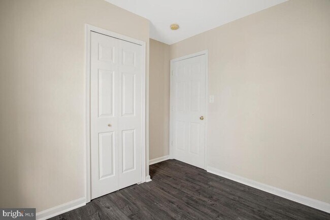 Foto del edificio - 7641 Fairbrook Rd