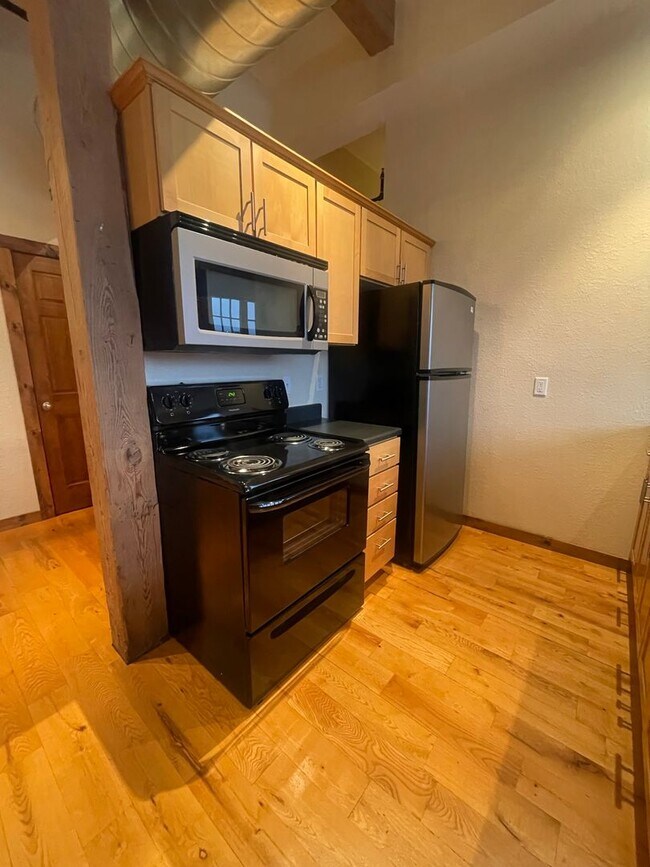 Building Photo - Apply Now to view this Studio loft in a gr...