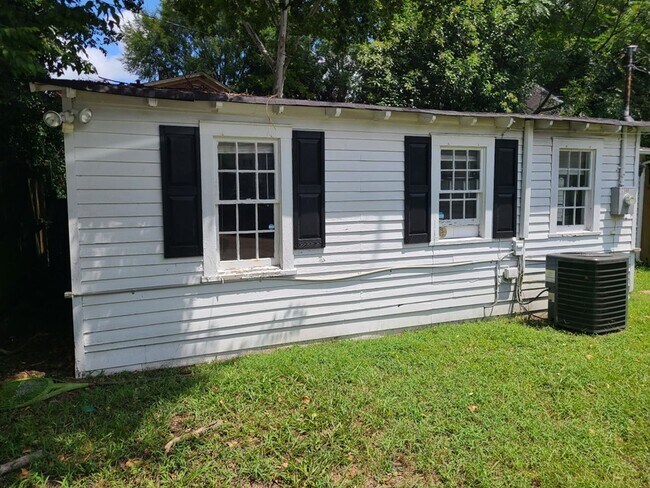 Foto del edificio - One bedroom/one bath cottage available for...