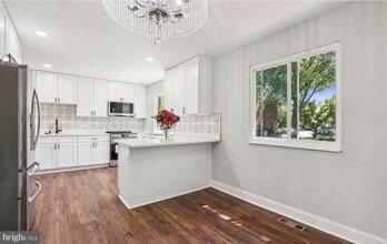 Building Photo - 7081 Leewood Forest Dr