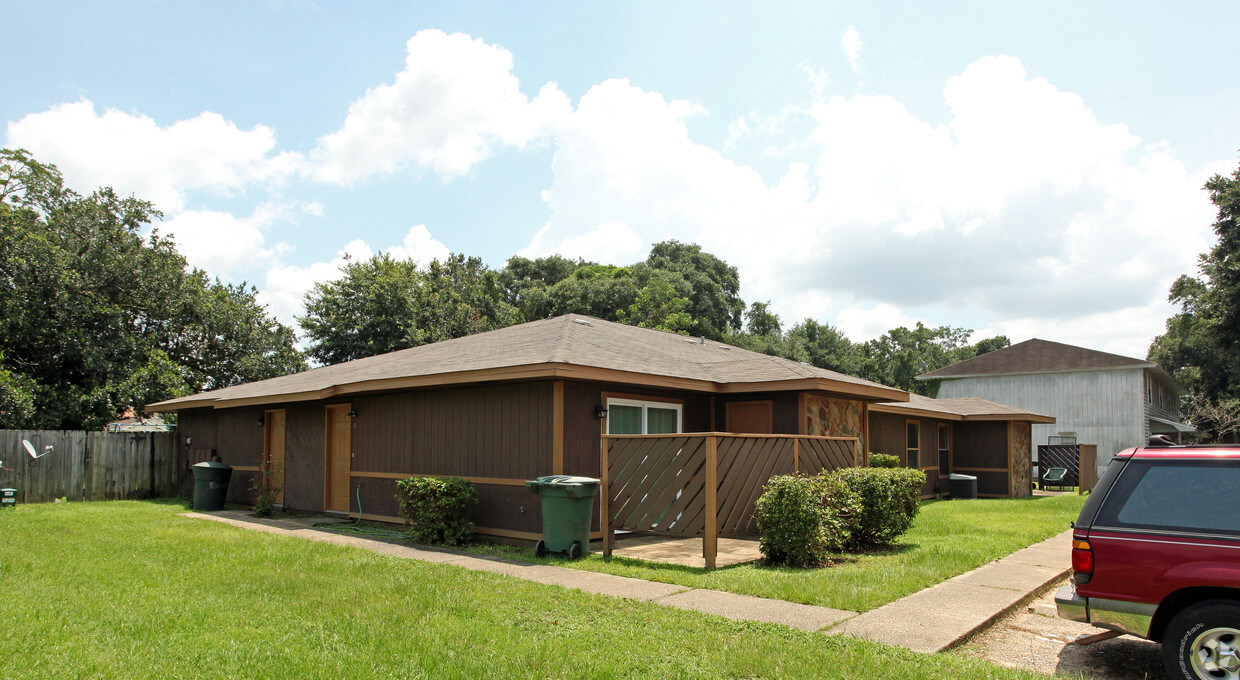 Building Photo - 8160 Stonebrook Dr