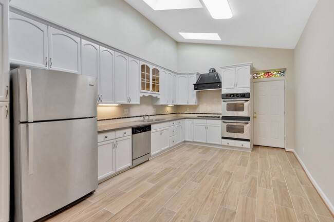 Kitchen - 2313 E Fayette St