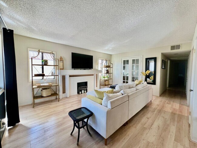 Foto del edificio - AVAILABLE NOW!! GORGEOUS UPPER LEVEL - 3 B...