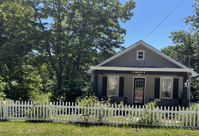 Parking for 4 cars, yard, private - 61 Main St