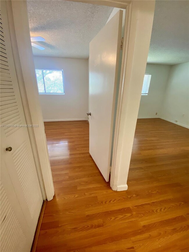 Building Photo - 351 Palm Way