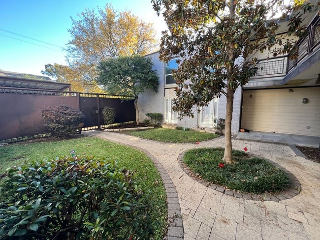 Spacious 2 bedroom with huge balcony! Comm... - Spacious 2 bedroom with huge balcony! Comm... House