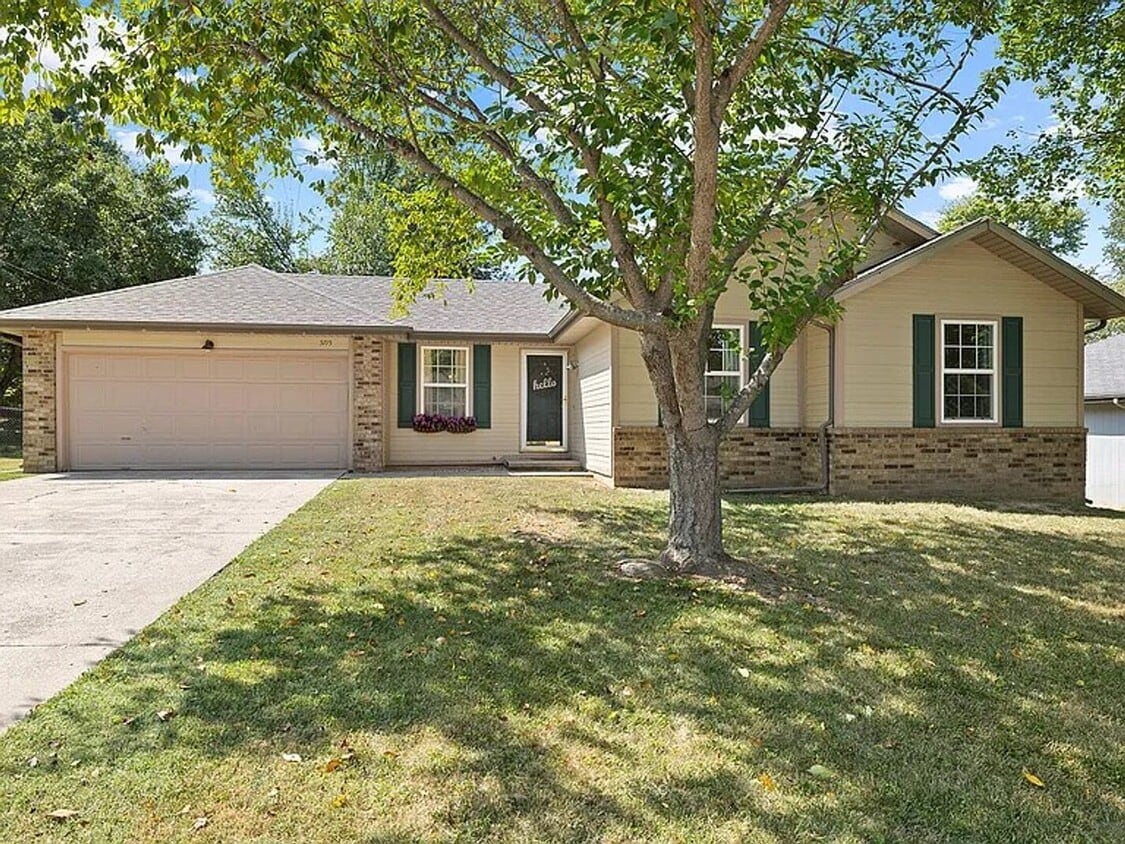 Primary Photo - 3 Bed 2 Bath 2 Car Garage Available Now!!!