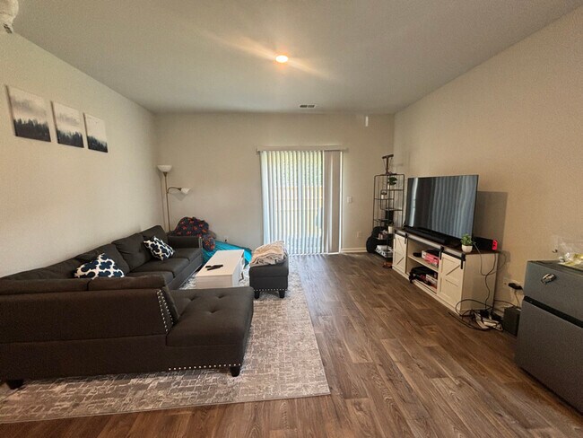 Foto del edificio - 218 Sweet Cherry Ln