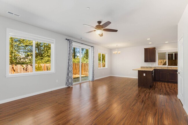 Foto del edificio - Stylish Everett Home Near Boeing – Modern ...