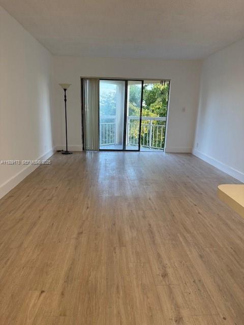 Foto del edificio - 8290 Lake Dr