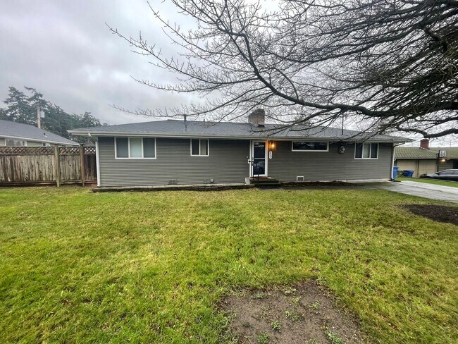 Building Photo - Fantastic 3 Bedroom Home with Spacious Yard! Small Pet Friendly!