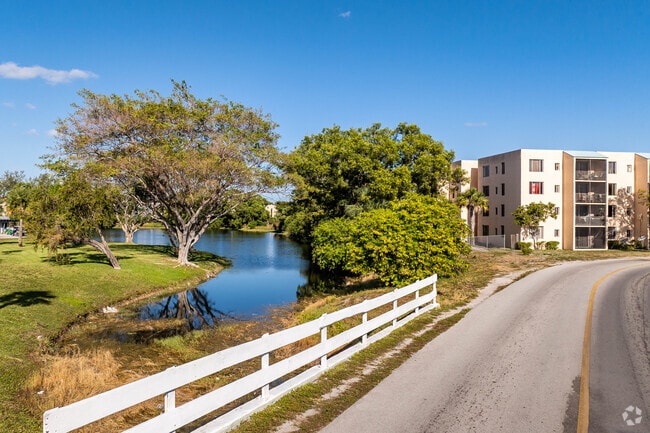 Building Photo - Somerset Grove