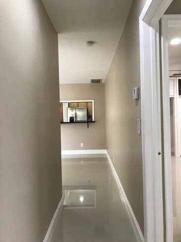 Building Photo - 523 S Rainbow Dr