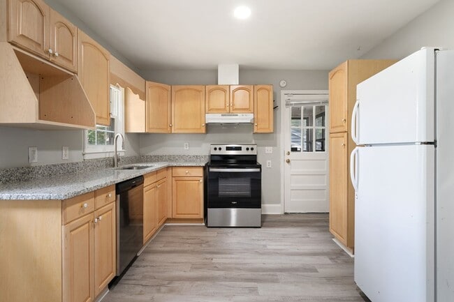 Building Photo - Well maintained 3 Bed, 2 Bath Home with Hu...