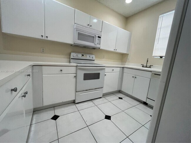 Foto del edificio - 4704 NW 57th Pl