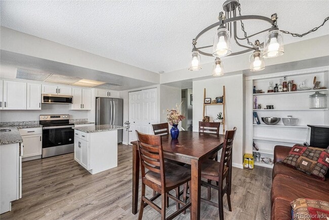 Foto del edificio - Beautifully Updated 3-Bedroom End-Unit Tow...