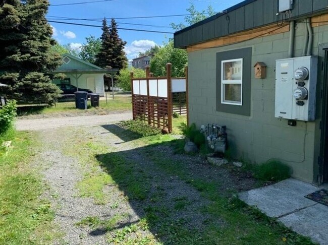 Building Photo - Downtown Fully Furnished One Bedroom