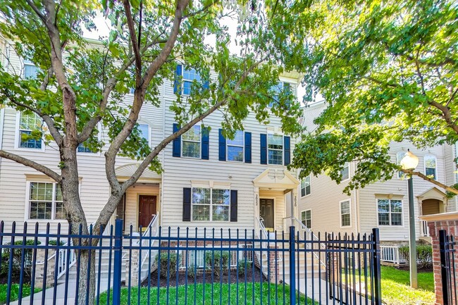 Building Photo - Spacious 2/2 with garage in convenient Hea...