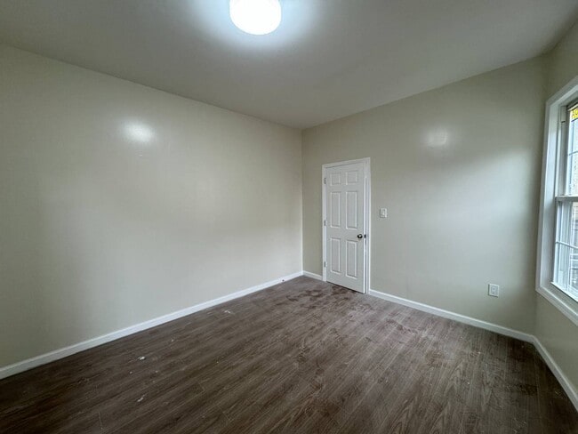 Building Photo - 250 E 207th St