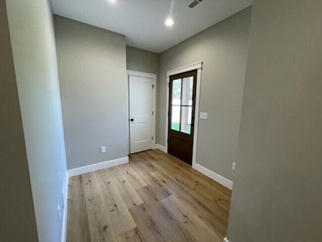 Foto del edificio - New Construction 3bd/2ba duplex Available ...