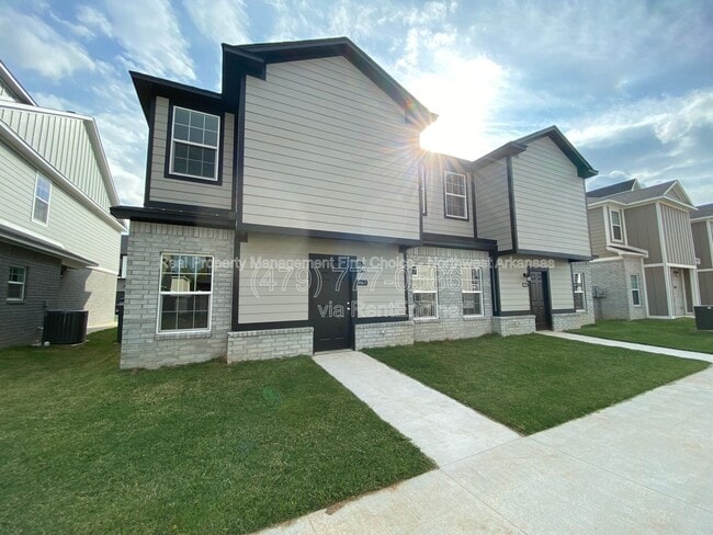 Building Photo - 820 S Benchmark Ln
