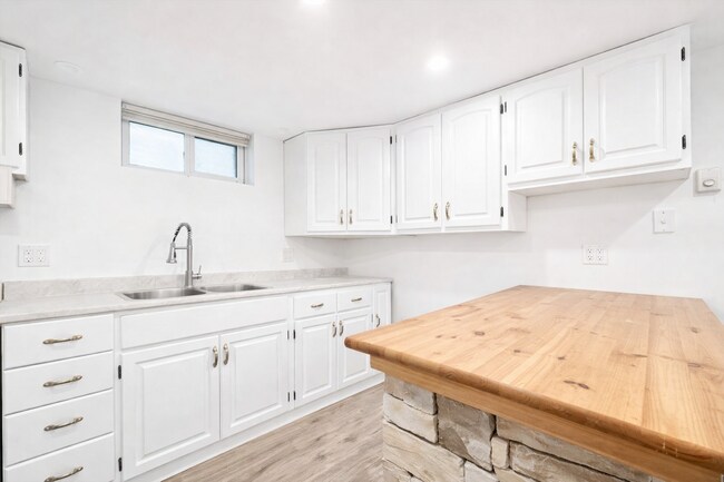 Building Photo - 19 Perth St