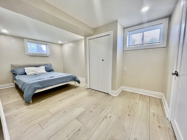 Building Photo - 120 Eastchester Av