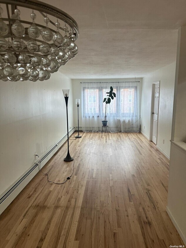 325050 69th St, Queens, NY 11377 Room for Rent in Queens, NY