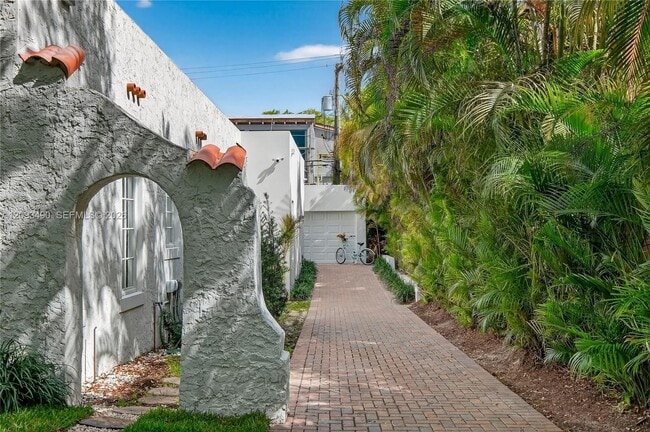 Building Photo - 1109 Almeria Ave