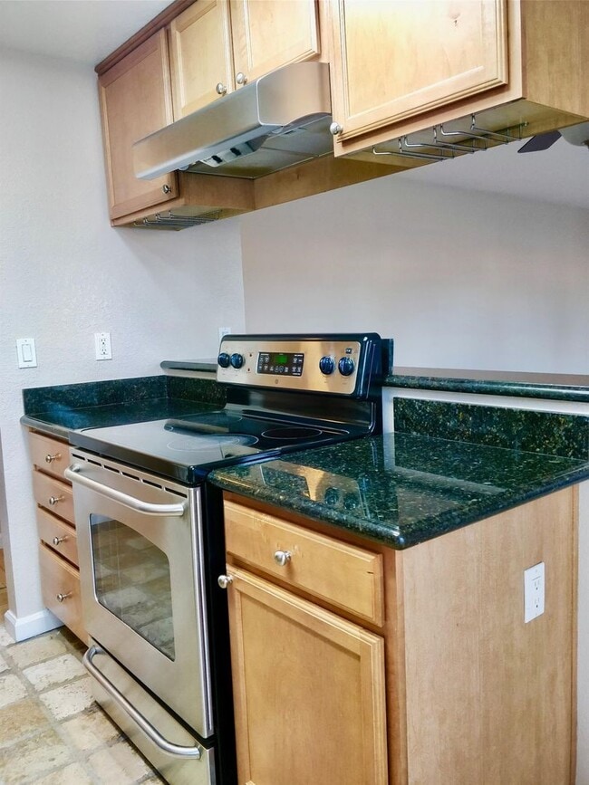 Foto del edificio - Spacious Condo Near Mall & Freeway