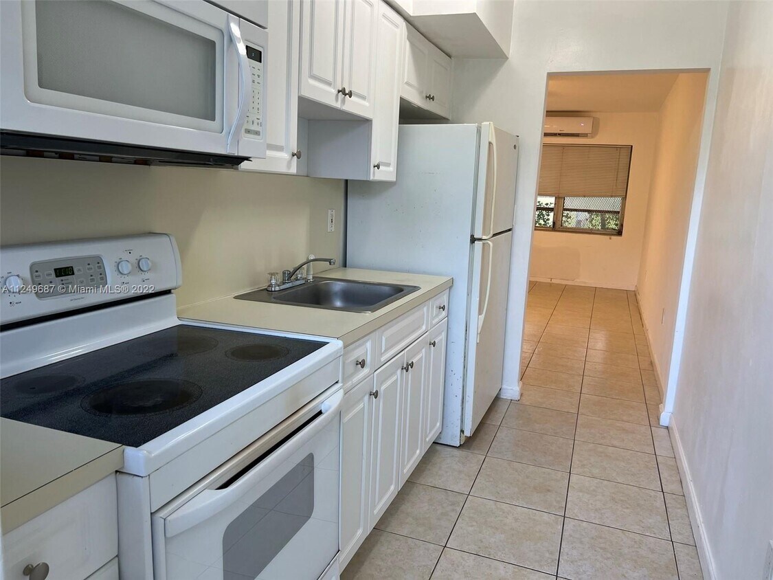 8885 NE 8th Ct Unit D, Miami, FL 33138 Room for Rent in Miami, FL