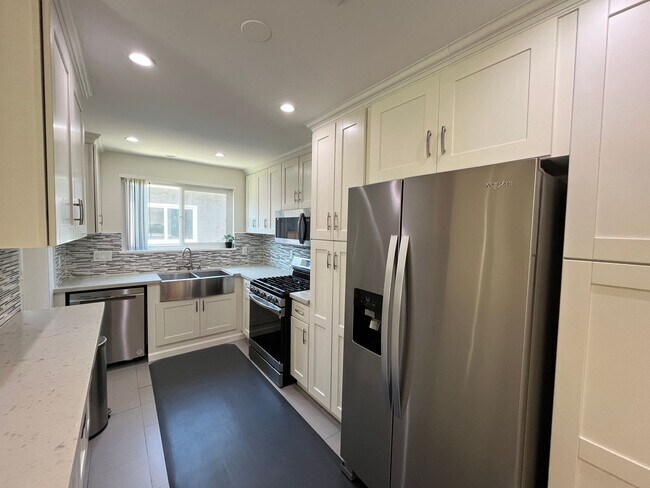 Building Photo - AVAILABLE NOW! Encino home w/all appliance...