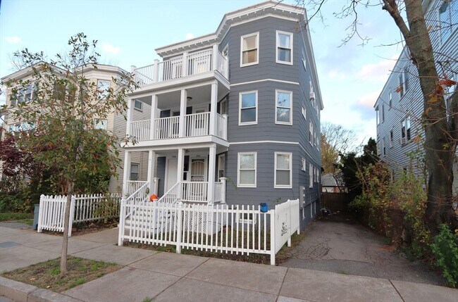 Foto del edificio - 344-346-346 Hyde Park Ave