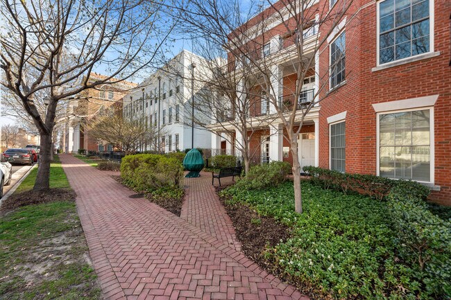 Walkway along North Royal Street - 1023 N Royal St