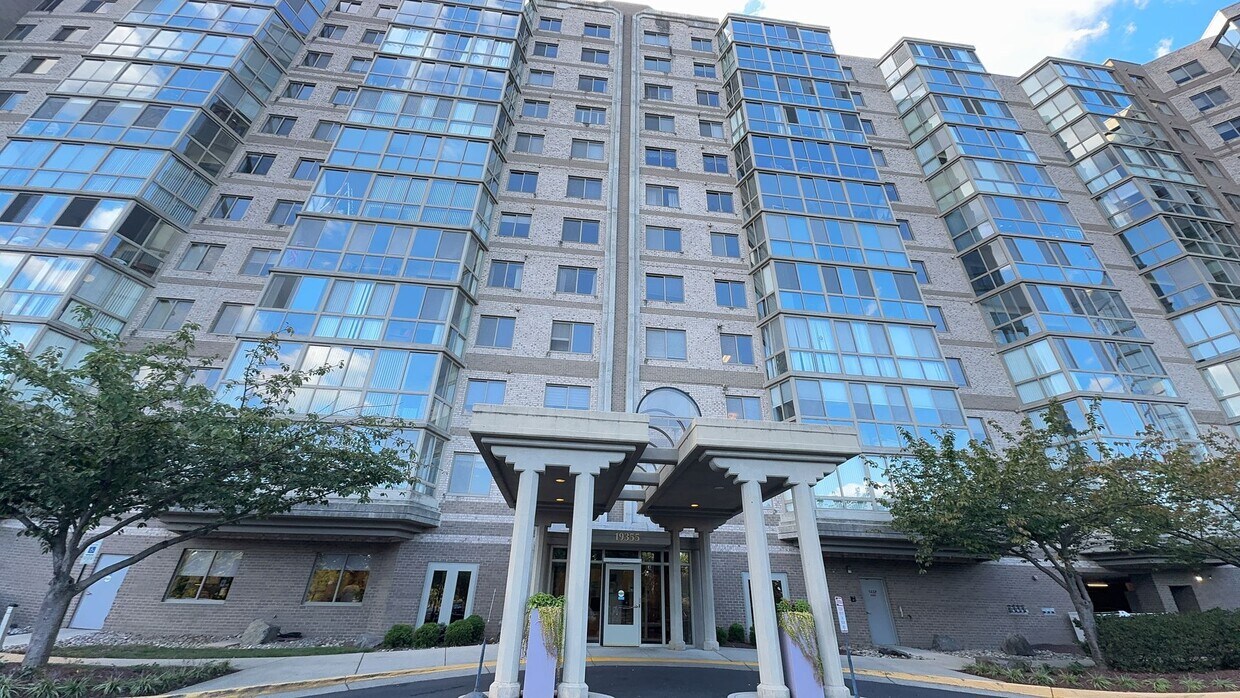 Foto principal - Sun-filled 2 Bed 2 Bath Condo With Sunroom...