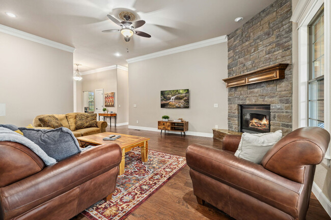 Building Photo - 305 Peach Orchard Rd
