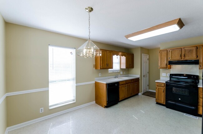 Building Photo - Spacious 3 Bed/3 Bath, 2 Car Garage, Renta...