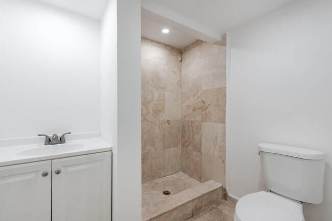 Foto del edificio - 8020 Fairview Dr