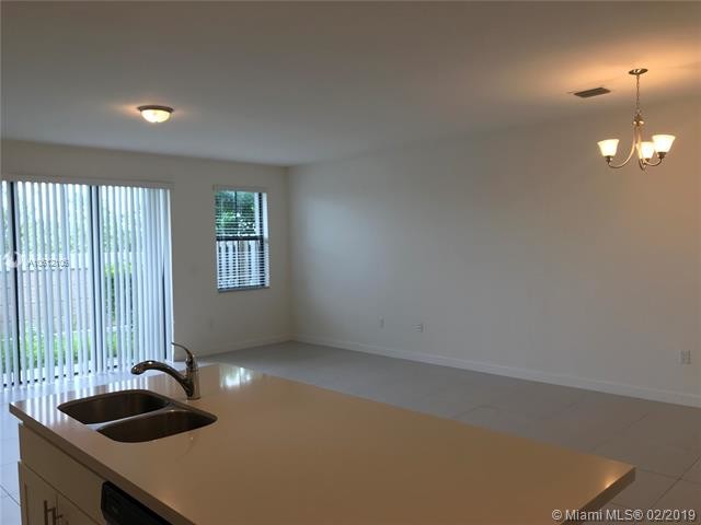 Foto del edificio - 10441-10461 NW 61 Lane