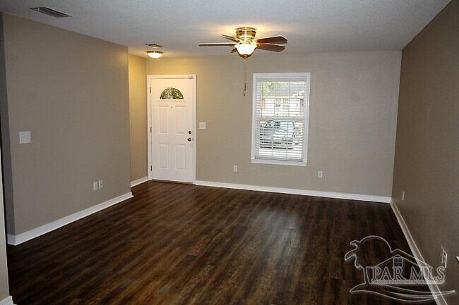 Building Photo - 912 E Yonge St