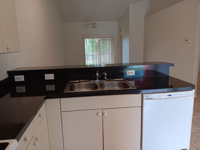 Building Photo - 3 BED 2 BATH DUPLEX FOR RENT