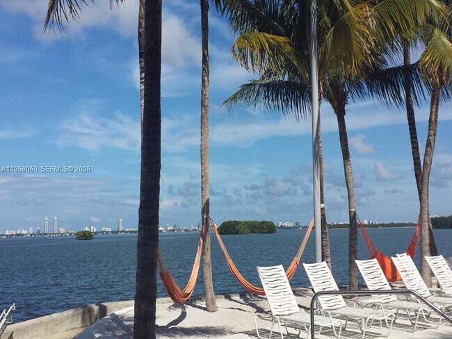 Foto del edificio - 700 NE 63rd St