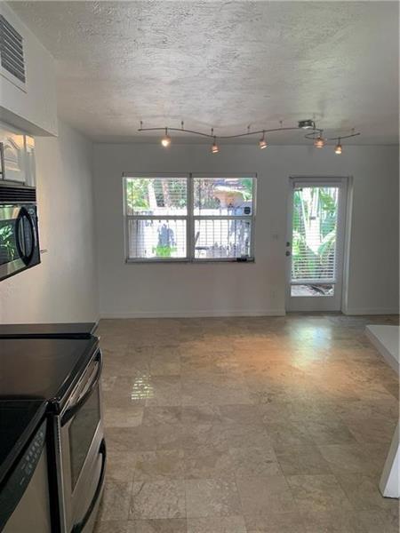 Foto del edificio - 758 NE 13th Ct