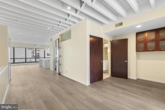 Building Photo - 2520 E Hagert St
