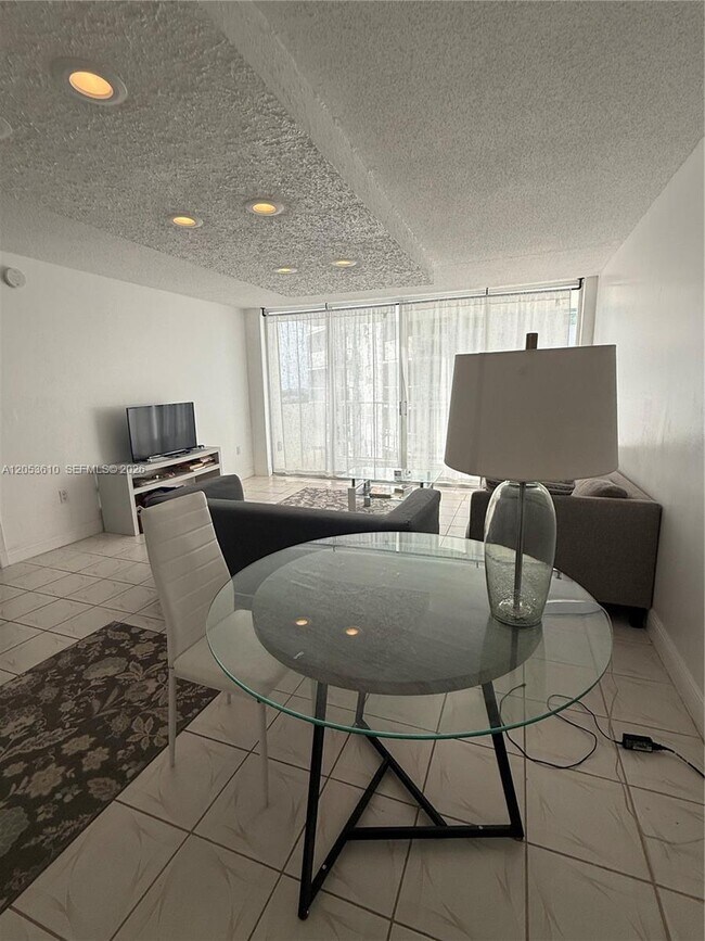 Foto del edificio - 5838 Collins Ave