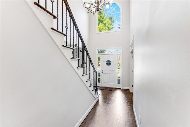 Building Photo - 2046 Kinsmon Dr
