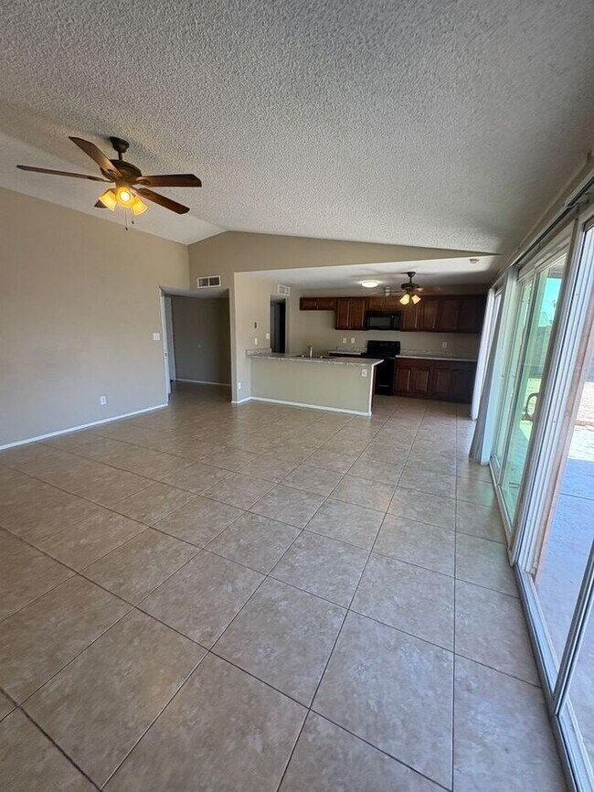 Building Photo - COMING SOON! Spacious 3 Bed 1 Bath Home in...