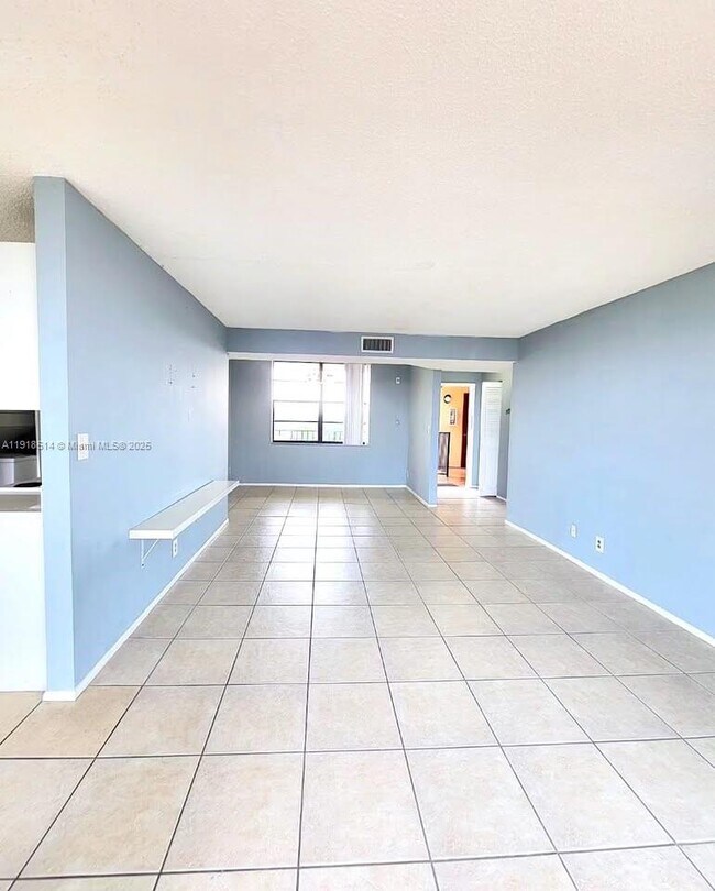 Foto del edificio - 3400 Blue Lake Dr