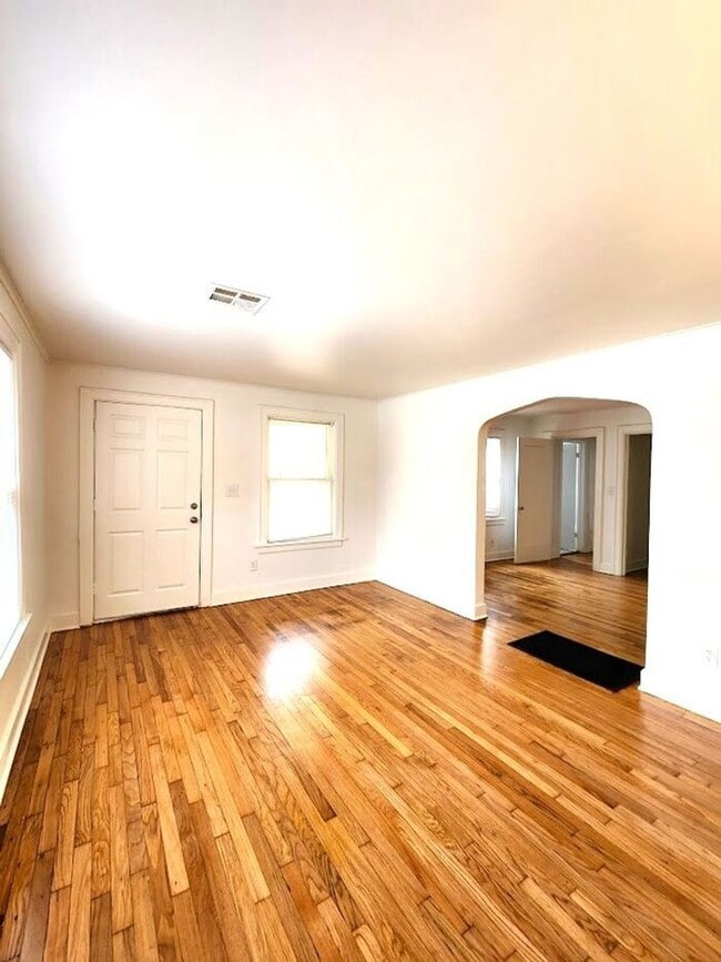 Building Photo - Remodeled 1 BED 1 BATH DUPLEX MIILER'S BLVD HISTORIC DISTRICT